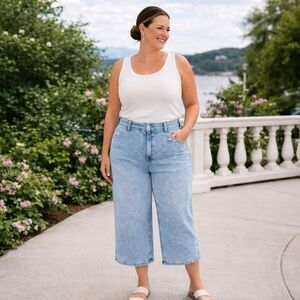 Curvy Fit Wide Leg Cropped Jeans – Size 28 Plus | Light Wash High Rise